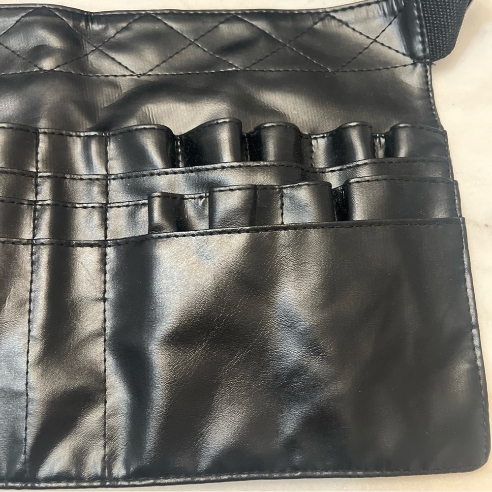 Professional Makeup Artist Apron - 22 Brush Slots - Picture 3 of 5